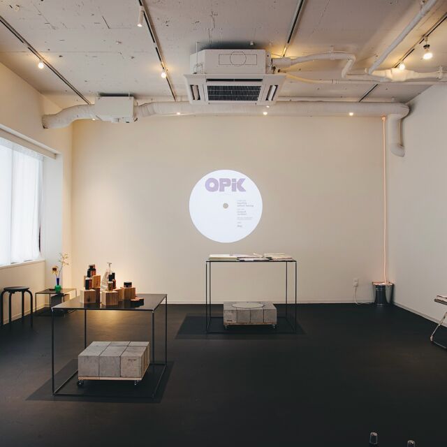 🎯ロケーションハンティング™️

◆原宿 / 表参道◆
明治神宮駅近くのシンプルでクリーンな展示会場。

明治神宮前・表参道という国内屈指のカルチャー・ファッション発信エリアという立地と、感度の高い客層が行き交う立地ならではの周辺環境と香り・光・本・家具が調和したセレクトショップの洗練された空間を活かし、アート・写真・プロダクトのギャラリー展示、ライフスタイル・インテリアブランドのポップアップ、アパレル・雑貨の期間限定展示販売などのご利用にオススメです。

【明治神宮前駅 2分 / 76㎡ / ¥100,000/day / iD：54387】

https://locationhunting.jp/54387

📙【会場掲載募集中】
掲載無料。会場の掲載ご相談はこちらから。
https://locationhunting.jp/join

📘【展示会場・ポップアップ】
厳選した人気の会場一覧ページです。
locationhunting.jp/3271

📗【会場無料提案サービス】
理想の会場を無料で即日ご提案。
https://locationhunting.jp/suggest
