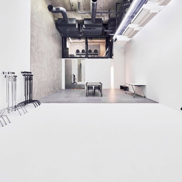 🎯ロケーションハンティング™️

◆赤坂 / 港区◆
天井高さ5.6m。イベント利用可能、上質な白ホリゾントスタジオ。

最新の設備と洗練されたインテリアを備える白ホリゾントスタジオ。
クリエイティブチームのみがアクセスできるプライベートな空間設計となっており、ラグジュアリーブランドや高度な守秘義務が求められる利用にも対応しています。

【赤坂駅 6分 / 155㎡ / ¥275,000/day / iD：54518】

https://locationhunting.jp/54518

📙【会場掲載募集中】
掲載無料。会場の掲載ご相談はこちらから。
https://locationhunting.jp/join

📘【撮影】
厳選した人気の会場一覧ページです。
https://locationhunting.jp/3330

📗【会場無料提案サービス】
理想の会場を無料で即日ご提案。
https://locationhunting.jp/suggest