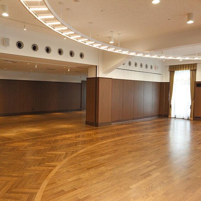 🎯ロケーションハンティング™️

◆京橋 / 中央区◆
東京駅徒歩圏内。
高い天井とサークルライトが印象的なキッチンスペース付きイベントホール。

東京メトロ銀座線「京橋」駅7番出口直結。
明治屋京橋ビル7Fに位置するイベント会場のご案内です。

ケータリングと充実したキッチン設備を備えた複数エリア構成の会場という環境を活かし、新商品発表会・プレス発表会や、展示会・撮影・セミナー、パーティー・会食などの利用にオススメの会場です。

【京橋駅直結 / 368.8㎡ / ¥431,970/12h / iD：54839】

https://locationhunting.jp/54839

📙【会場掲載募集中】
掲載無料。会場の掲載ご相談はこちらから。
https://locationhunting.jp/join

📘【イベント】にオススメの会場一覧 
厳選した人気の会場一覧ページです。
https://locationhunting.jp/event

📗【会場無料提案サービス】
理想の会場を無料で即日ご提案。
https://locationhunting.jp/suggest