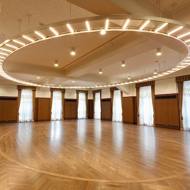 🎯ロケーションハンティング™️

◆京橋 / 中央区◆
東京駅徒歩圏内。
高い天井とサークルライトが印象的なキッチンスペース付きイベントホール。

東京メトロ銀座線「京橋」駅7番出口直結。
明治屋京橋ビル7Fに位置するイベント会場のご案内です。

ケータリングと充実したキッチン設備を備えた複数エリア構成の会場という環境を活かし、新商品発表会・プレス発表会や、展示会・撮影・セミナー、パーティー・会食などの利用にオススメの会場です。

【京橋駅直結 / 368.8㎡ / ¥431,970/12h / iD：54839】

https://locationhunting.jp/54839

📙【会場掲載募集中】
掲載無料。会場の掲載ご相談はこちらから。
https://locationhunting.jp/join

📘【イベント】にオススメの会場一覧 
厳選した人気の会場一覧ページです。
https://locationhunting.jp/event

📗【会場無料提案サービス】
理想の会場を無料で即日ご提案。
https://locationhunting.jp/suggest